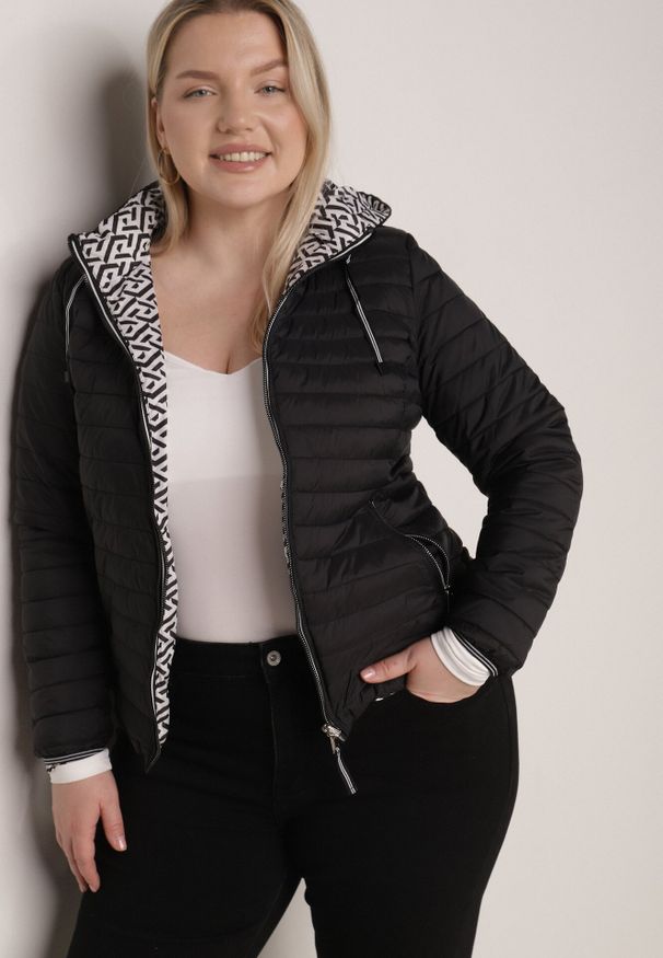 Born2be - Czarna Dwustronna Kurtka Pikowana z Kapturem Zidila. Okazja: na spacer, na co dzień. Typ kołnierza: kaptur. Kolekcja: plus size. Kolor: czarny. Materiał: jeans. Wzór: geometria. Styl: casual, sportowy