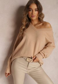 Renee - Jasnobeżowy Sweter z Wiskozy Oversize Conime. Okazja: na co dzień. Typ kołnierza: dekolt w kształcie V. Kolor: beżowy. Materiał: wiskoza. Długość rękawa: długi rękaw. Długość: długie. Wzór: aplikacja. Styl: elegancki, casual #4
