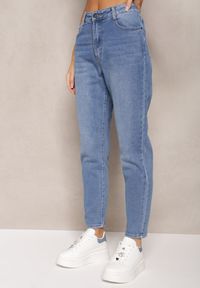 Renee - Niebieskie Jeansy z Regularną Talią o Kroju Mom Fit z Przetarciami Tailjo. Kolor: niebieski