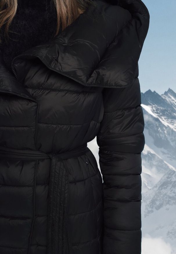 Born2be - Czarna Kurtka Płaszcz z Szerokim Kołnierzem i Kapturem Wiązana w Pasie Feku. Kolor: czarny. Materiał: materiał. Długość: długie. Sezon: zima. Styl: klasyczny, elegancki