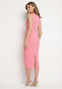 Born2be - Różowa Sukienka z Wiskozą o Dopasowanym Kroju z Rozcięciem z Tyłu Denama. Okazja: na co dzień. Kolor: różowy. Materiał: wiskoza. Styl: klasyczny, casual, elegancki #2
