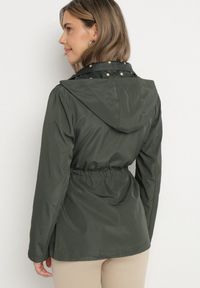 Born2be - Ciemnozielona Kurtka Parka Dwustronna ze Ściągaczem w Talii i Kapturem Tillisaya. Okazja: na co dzień. Kolor: zielony. Materiał: jeans. Sezon: jesień, wiosna. Styl: elegancki, casual
