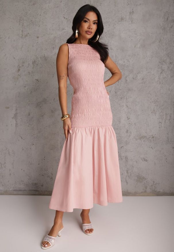 Renee - Różowa Sukienka Drop Waist Bez Rękawów Zdobiona Marszczeniem Natinelle. Kolor: różowy. Materiał: tkanina. Długość rękawa: bez rękawów. Wzór: aplikacja. Sezon: lato. Styl: klasyczny, wizytowy