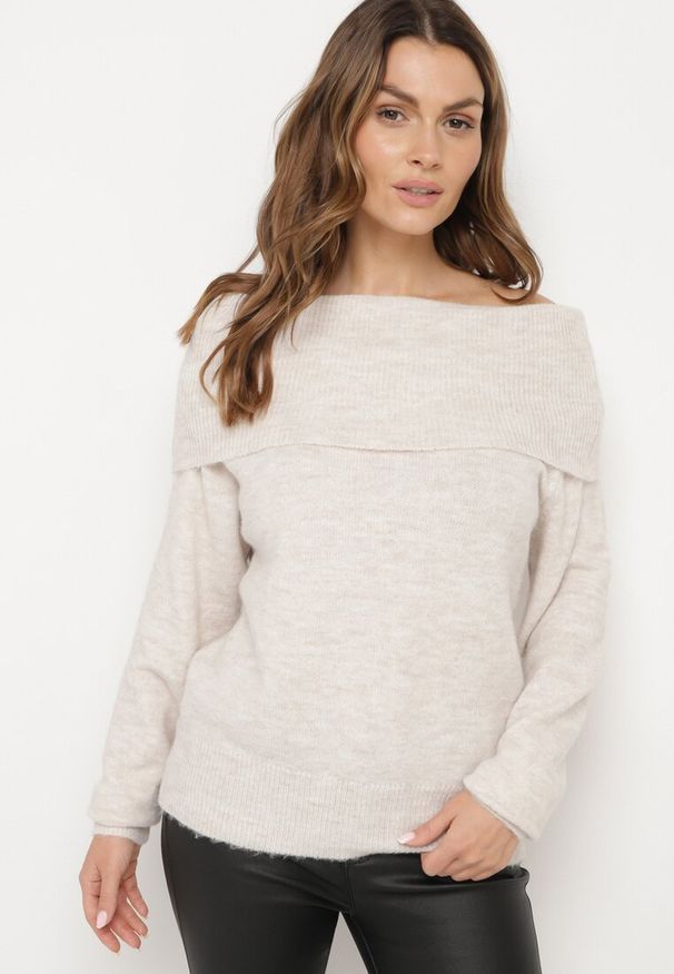 Born2be - Beżowy Sweter z Wełną Wiskozą i Wywiniętym Dekoltem Ravarina. Okazja: na co dzień. Kolor: beżowy. Materiał: wiskoza, wełna. Długość rękawa: długi rękaw. Długość: długie. Styl: elegancki, casual