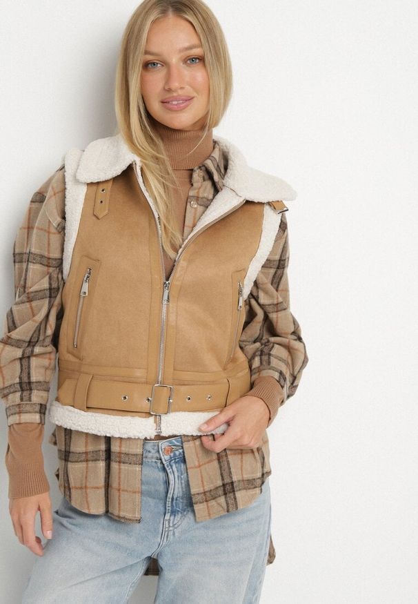 Born2be - Beżowa Rockowa Kamizelka z Futerkiem Typu Baranek i Klamerką Tiodora. Okazja: na co dzień. Kolor: beżowy. Materiał: futro. Wzór: aplikacja. Styl: rockowy