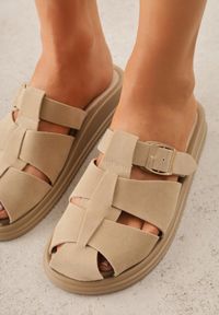 Renee - Beżowe Klapki z Zakrytym Noskiem i Ozdobnymi Paskami z Klamerką Themine. Kolor: beżowy. Materiał: nubuk, koronka. Sezon: lato #7