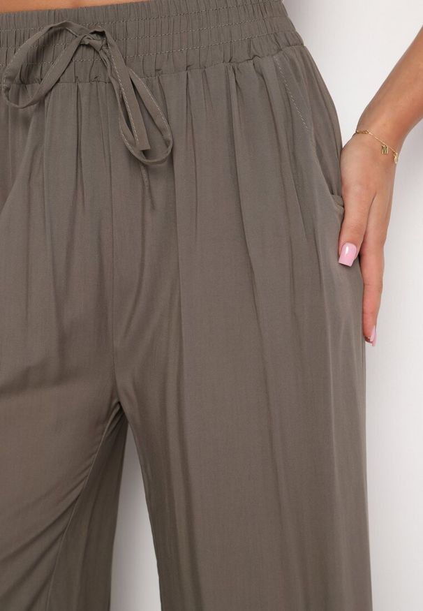 Born2be - Ciemnozielone Spodnie z Bawełny o Kroju Kulotów z Wysokim Stanem Wykończone w Pasie Gumką Eviorias. Stan: podwyższony. Kolor: zielony. Materiał: bawełna