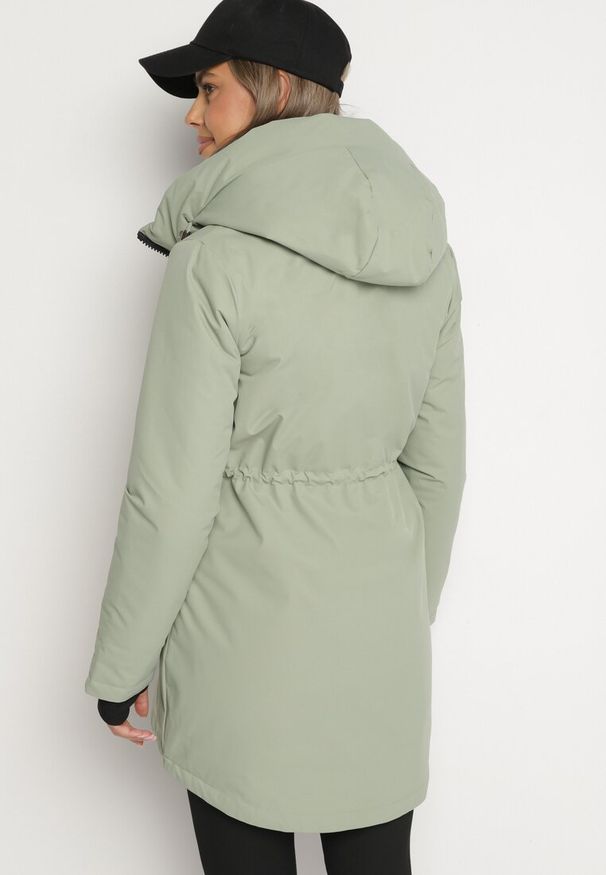 Born2be - Jasnozielona Kurtka Parka Zapinana na Napy Ściągana w Pasie Troczkami Arstilla. Okazja: na co dzień. Kolor: zielony. Materiał: dzianina, jeans. Styl: elegancki, casual