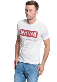 Mustang - MUSTANG TSHIRT Alex C LOGO Tee CLOUD DANCER 1009738 2020. Okazja: na co dzień, na imprezę. Materiał: bawełna, jeans, materiał, tkanina. Długość rękawa: krótki rękaw. Długość: krótkie. Wzór: nadruk. Styl: klasyczny, casual #3