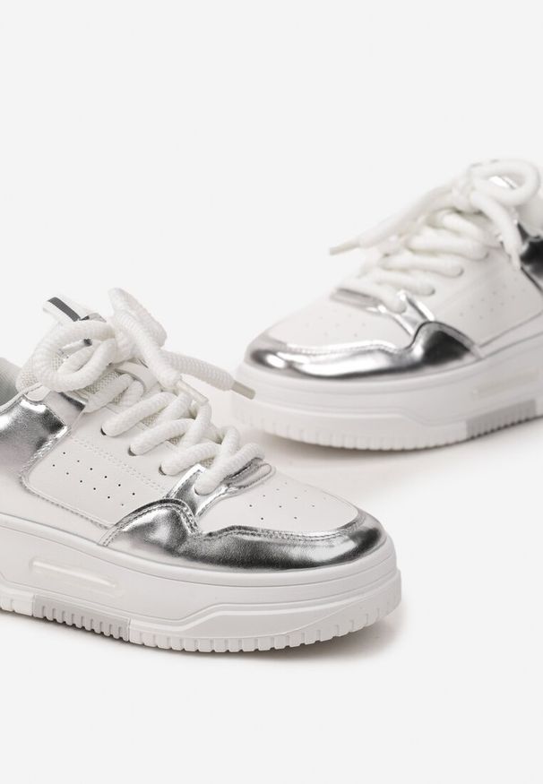 Renee - Biało-Srebrne Sneakersy na Platformie Wiązane na Szerokie Sznurowadła Viletra. Kolor: biały. Szerokość cholewki: normalna. Obcas: na platformie