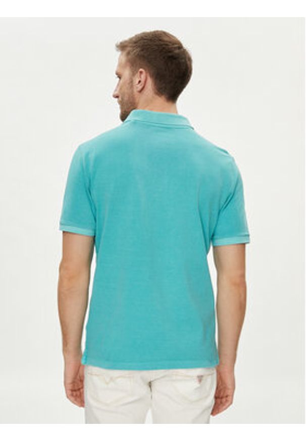 Guess Polo F3GP00 K9WF1 Turkusowy Regular Fit. Typ kołnierza: polo. Kolor: turkusowy. Materiał: bawełna