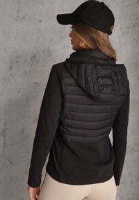 Renee - Czarna Przejściowa Kurtka z Pikowaniem i Elastycznymi Rękawami Salisia. Okazja: na co dzień. Typ kołnierza: kaptur. Kolor: czarny. Materiał: nylon. Styl: casual, sportowy #8