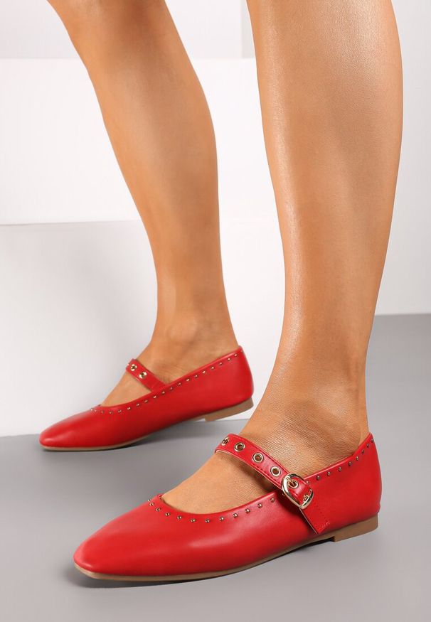 Born2be - Czerwone Płaskie Balerinki w Stylu Mary Jane Ozdobione Ćwiekami Biandra. Okazja: na spotkanie biznesowe. Zapięcie: pasek. Kolor: czerwony. Materiał: jeans. Wzór: aplikacja. Styl: elegancki, klasyczny, rockowy, biznesowy