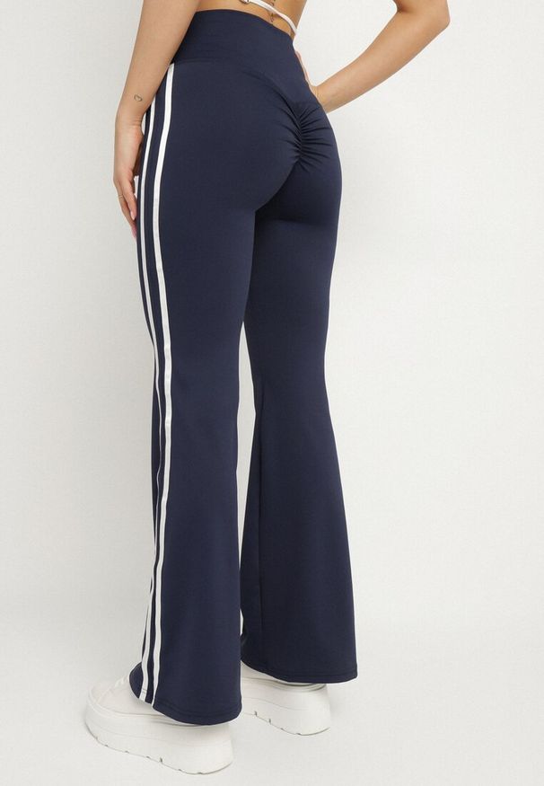 Born2be - Granatowe Marszczone Legginsy Dzwony z Wysokim Stanem i Lampasami Nakatia. Okazja: na co dzień. Stan: podwyższony. Kolor: niebieski. Styl: sportowy, elegancki, casual
