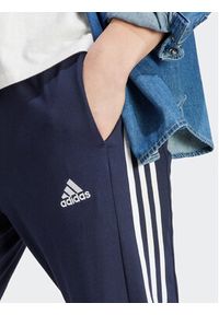 Adidas - adidas Spodnie dresowe Essentials IC0045 Granatowy Regular Fit. Kolor: niebieski. Materiał: bawełna #5