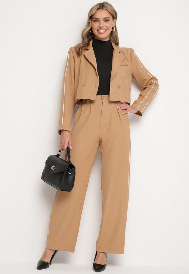 Born2be - Beżowy Komplet w Garniturowym Stylu Zdobiony Lampasem Krótka Marynarka i Spodnie Avaniah. Kolor: beżowy. Wzór: aplikacja