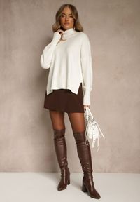 Renee - Biały Gładki Golf Casual Ralloria. Okazja: na co dzień. Typ kołnierza: golf. Kolor: biały. Materiał: jeans, prążkowany. Długość rękawa: długi rękaw. Długość: długie. Wzór: gładki. Styl: casual #2