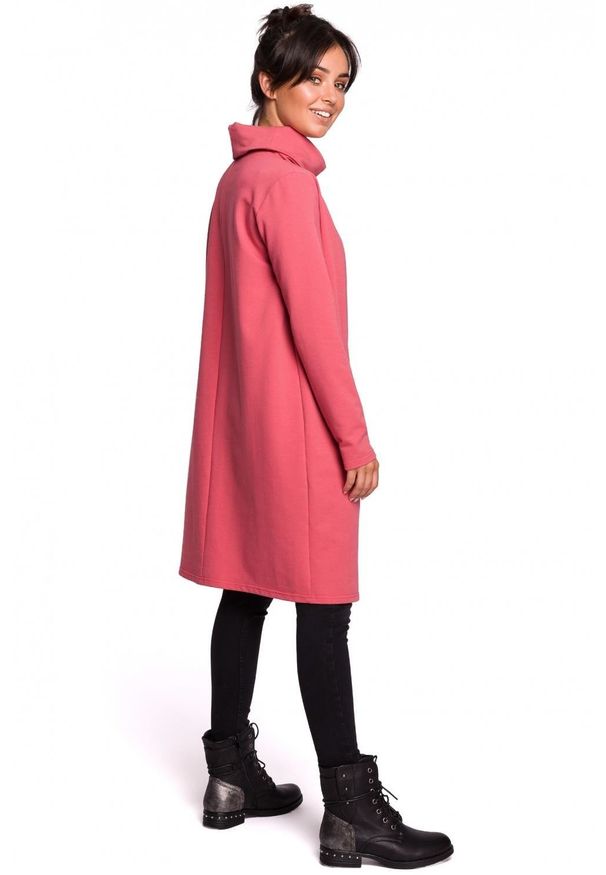 BE - Sukienka dresowa oversize trapezowa z wysokim kołnierzem różowa. Okazja: na co dzień. Kolor: różowy. Materiał: dresówka. Długość rękawa: długi rękaw. Typ sukienki: trapezowe, oversize. Styl: casual