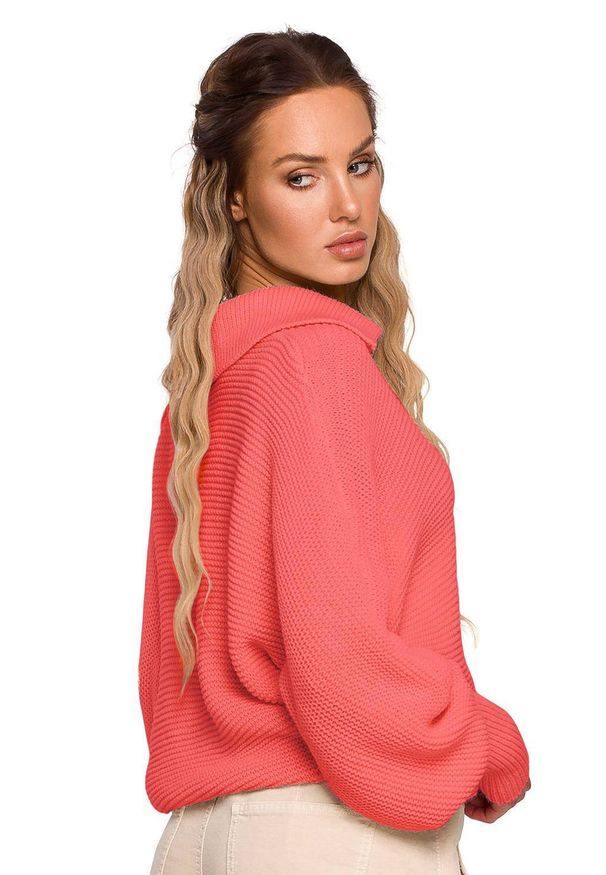 MOE - Luźny sweter z dekoltem V i kołnierzykiem brzoskwiniowy. Kolor: pomarańczowy. Materiał: jeans. Styl: elegancki