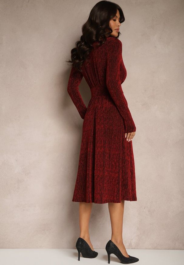 Renee - Bordowa Rozkloszowana Sukienka z Wiskozą o Taliowanym Kroju Przeszyta Metaliczną Nicią Mesiel. Okazja: na co dzień. Typ kołnierza: dekolt w kształcie V. Kolor: czerwony. Materiał: wiskoza. Długość rękawa: długi rękaw. Typ sukienki: proste. Styl: glamour, elegancki, casual