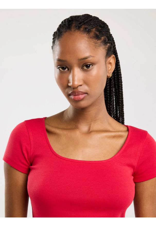 Big-Star - Koszulka damska slim z dekoltem caro czerwona Missa 603. Okazja: na co dzień. Kolor: czerwony. Materiał: materiał, jeans, prążkowany, żakard. Styl: casual