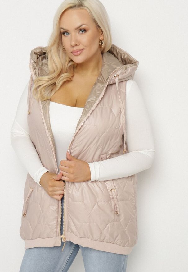Born2be - Jasnobeżowa Kamizelka Pikowana z Kapturem i Ściągaczami Kolavira. Okazja: na co dzień. Typ kołnierza: kaptur. Kolekcja: plus size. Kolor: beżowy. Materiał: jeans. Styl: klasyczny, elegancki, casual