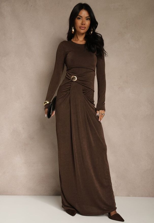 Renee - Brązowa Marszczona Sukienka Koktajlowa Zdobiona Aplikacją w Talii Siweda. Kolor: brązowy. Materiał: lakier, futro. Wzór: aplikacja. Styl: wizytowy