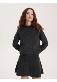 Reserved - Sweter z melanżowej dzianiny - ciemnoszary. Kolor: szary. Materiał: dzianina. Długość: krótkie. Wzór: melanż #1