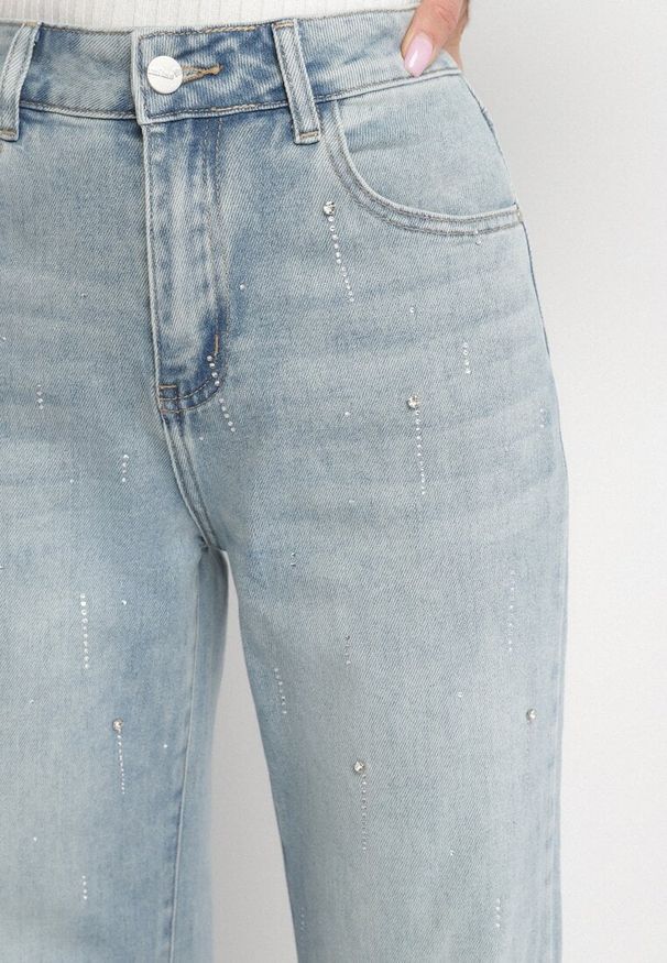 Born2be - Niebieskie Jeansy z Bawełną o Szerokim Kroju z Cyrkoniami Eladrela. Okazja: na co dzień. Stan: podwyższony. Kolor: niebieski. Styl: elegancki, casual