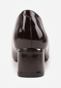 Renee - Brązowe Czółenka Vices na Słupku z Wkładką ze Skóry Naturalnej i Klamrą Apanelle. Okazja: na spotkanie biznesowe. Zapięcie: klamry. Kolor: brązowy. Materiał: skóra. Obcas: na słupku. Styl: biznesowy, elegancki. Wysokość obcasa: średni #5