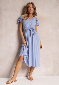 Renee - Niebieska Wiskozowa Sukienka Midi z Gumką w Talii i Falbankami Nenora. Typ kołnierza: kołnierz z falbankami. Kolor: niebieski. Materiał: wiskoza. Długość: midi