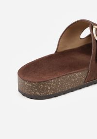 Born2be - Ciemnobrązowe Klapki z Regulowanymi Paskami i Profilowaną Wkładką Rida. Okazja: na co dzień. Kolor: brązowy. Materiał: jeans, len. Wzór: paski. Sezon: lato. Styl: casual #6