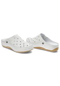 Białe Klapki Pollonus Wygodne Skórzane Buty Damskie. Okazja: na co dzień. Kolor: biały. Materiał: skóra. Sezon: lato. Styl: casual, klasyczny