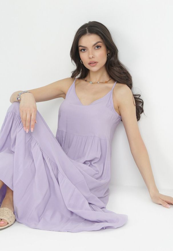 Born2be - Fioletowa Sukienka z Wiskozy na Ramiączkach z Falbanką Graesa. Kolor: fioletowy. Materiał: wiskoza. Długość rękawa: na ramiączkach. Styl: wakacyjny