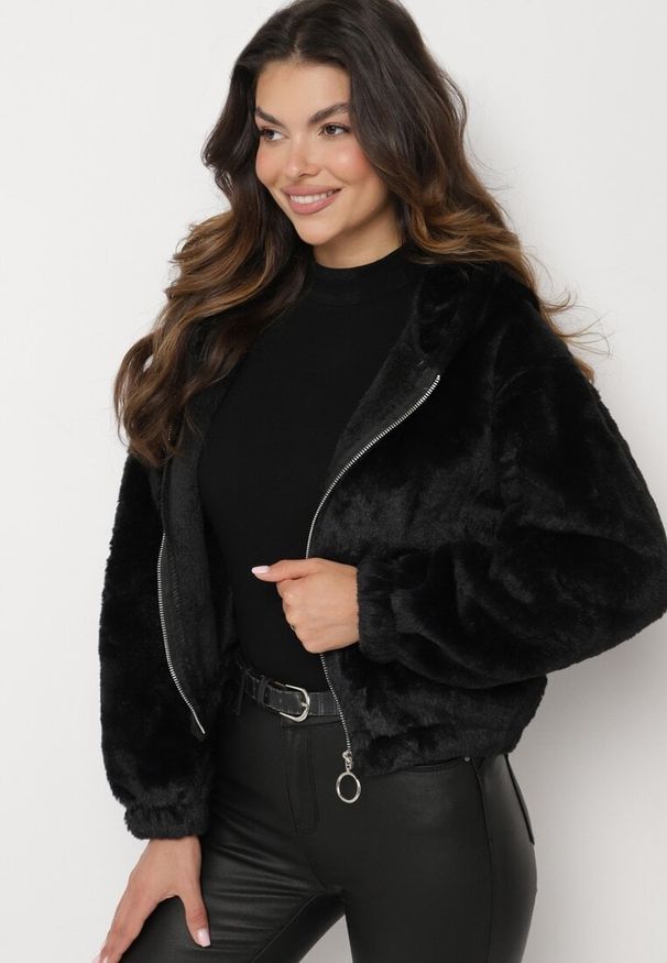 Born2be - Czarna Kurtka z Futerka z Kapturem i Ozdobnym Suwakiem Kikiara. Okazja: na co dzień. Typ kołnierza: kaptur. Kolor: czarny. Materiał: futro. Styl: elegancki, casual