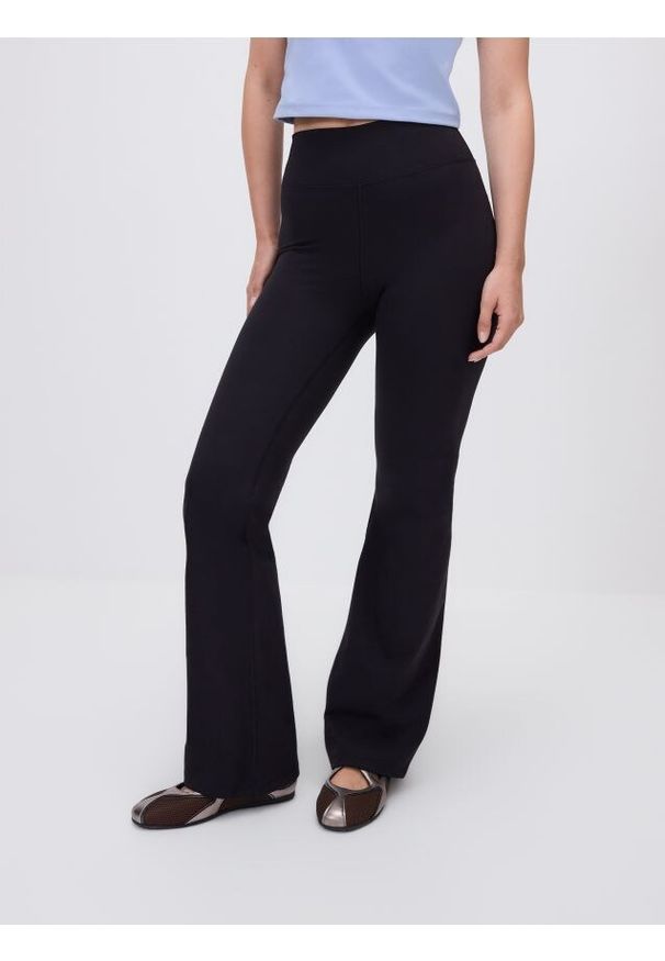 Reserved - Spodnie flare - czarny. Kolor: czarny. Materiał: dzianina