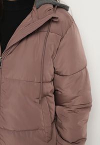 Born2be - Fioletowa Kurtka Ozdobiona Pikowaniem z Odpinanym Kapturem Miariana. Okazja: na co dzień. Kolor: różowy. Materiał: jeans. Długość rękawa: długi rękaw. Długość: długie. Wzór: aplikacja. Styl: casual, elegancki #5