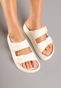 Born2be - Beżowe Klapki z Ozdobnymi Klamrami Rettiana. Okazja: na co dzień. Kolor: beżowy. Obcas: na obcasie. Styl: elegancki, casual. Wysokość obcasa: niski