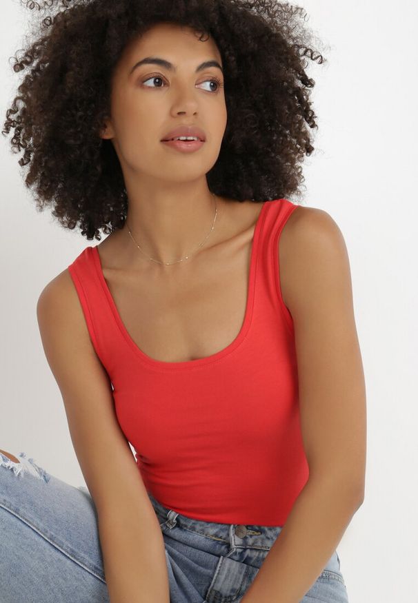 Born2be - Czerwony Top Alethionis. Kolor: czerwony. Materiał: dzianina, bawełna, jeans. Długość rękawa: na ramiączkach. Wzór: gładki