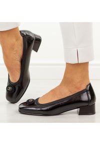 Czarne skórzane czółenka damskie na obcasie Vinceza 39980. Kolor: czarny. Materiał: skóra, lakier. Szerokość cholewki: normalna. Wzór: aplikacja. Sezon: wiosna, jesień, lato. Obcas: na obcasie. Styl: elegancki, klasyczny #1