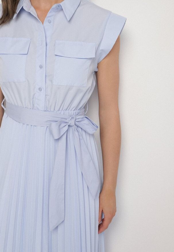 Born2be - Jasnoniebieska Plisowana Sukienka z Bawełną i Paskiem Lireviere. Okazja: na co dzień. Kolor: niebieski. Materiał: bawełna. Styl: elegancki, casual
