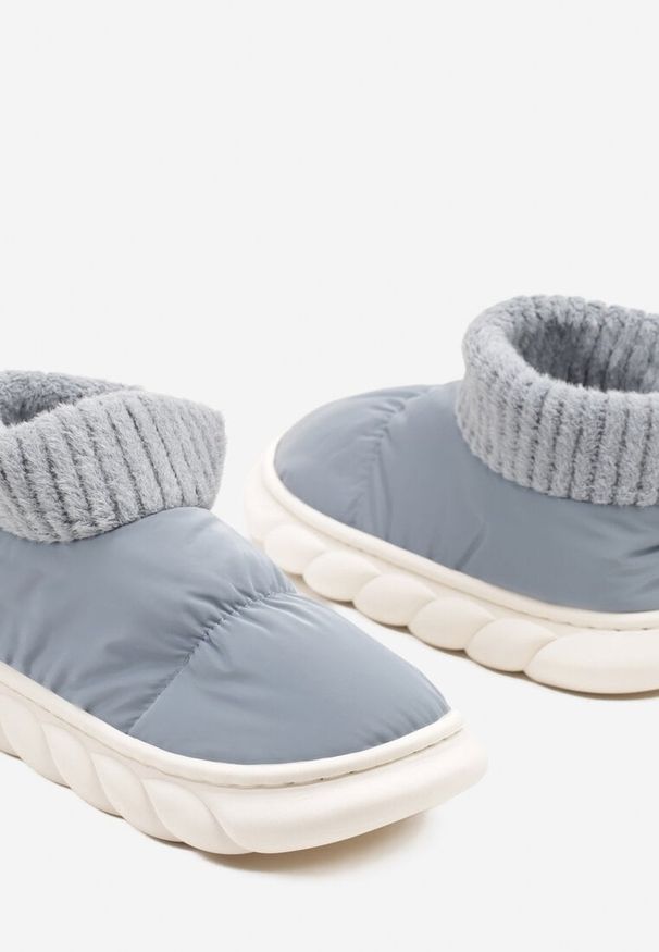 Born2be - Jasnoniebieskie Kapcie Vices Pikowane na Piankowej Podeszwie Floraviel. Okazja: do domu, na co dzień. Kolor: niebieski. Materiał: dzianina, futro. Obcas: na płaskiej podeszwie. Styl: casual