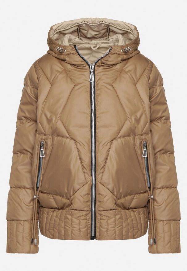 Born2be - Ciemnobeżowa Dwustronna Kurtka Pikowana z Kieszeniami i Kapturem Eralethra. Okazja: na spacer, na co dzień. Kolor: beżowy. Materiał: jeans. Długość rękawa: długi rękaw. Długość: długie. Wzór: aplikacja. Styl: casual, elegancki