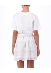 Ermanno Firenze - ERMANNO FIRENZE - Biała bawełniana sukienka z wiązaniem. Okazja: na co dzień. Kolor: biały. Materiał: bawełna. Wzór: aplikacja, koronka. Sezon: lato, wiosna. Typ sukienki: oversize. Styl: casual. Długość: mini #4