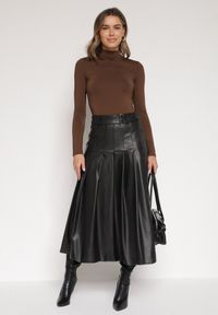 Born2be - Czarna Rozkloszowana Spódnica z Imitacji Skóry Zdobiona Plisami Tusbella. Okazja: na co dzień. Kolor: czarny. Materiał: skóra. Wzór: aplikacja. Styl: casual, elegancki #3