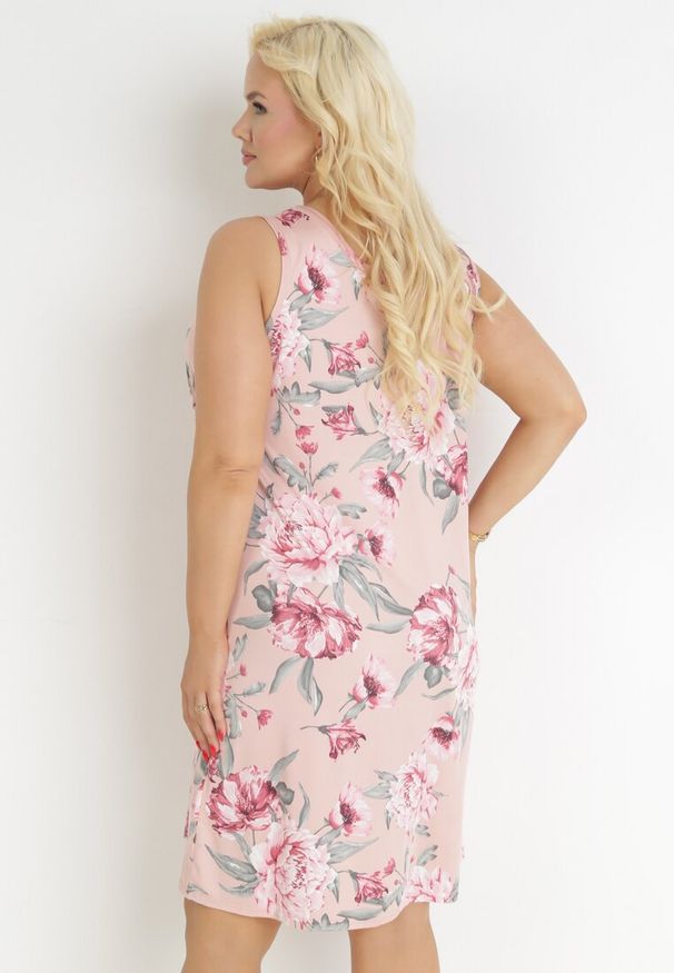 Born2be - Różowa Trapezowa Sukienka Midi w Kwiaty Lexani. Okazja: na co dzień. Kolor: różowy. Długość rękawa: bez rękawów. Wzór: kwiaty. Typ sukienki: trapezowe. Styl: casual. Długość: midi