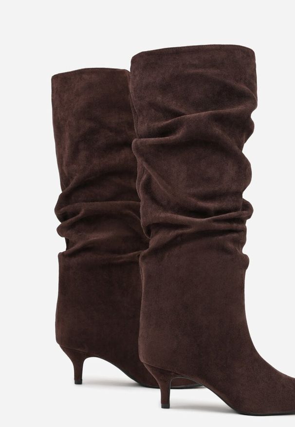 Born2be - Ciemnobrązowe Marszczone Kozaki na Obcasie Typu Kaczuszka Alevitte. Okazja: na co dzień. Zapięcie: bez zapięcia. Kolor: brązowy. Materiał: jeans. Obcas: na obcasie. Styl: casual, elegancki. Wysokość obcasa: średni