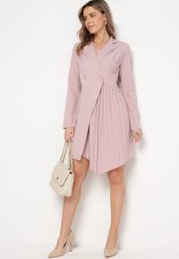 Born2be - Różowa Rozkloszowana Sukienka Mini z Kopertową Górą i Plisami na Dole Lontasa. Kolor: różowy. Typ sukienki: kopertowe. Styl: elegancki. Długość: mini #3