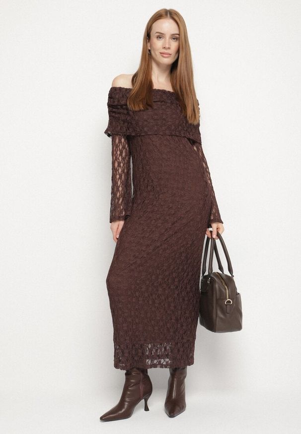 Born2be - Brązowa Koktajlowa Sukienka z Odkrytymi Ramionami z Koronki Eperrie. Kolor: brązowy. Materiał: koronka. Wzór: koronka. Typ sukienki: z odkrytymi ramionami. Styl: wizytowy. Długość: midi