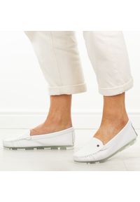 Białe skórzane mokasyny damskie Filippo Dp2037/26. Okazja: na co dzień, na spacer. Nosek buta: okrągły. Kolor: biały. Materiał: skóra. Sezon: wiosna, lato. Obcas: na obcasie. Styl: casual, klasyczny, elegancki #1